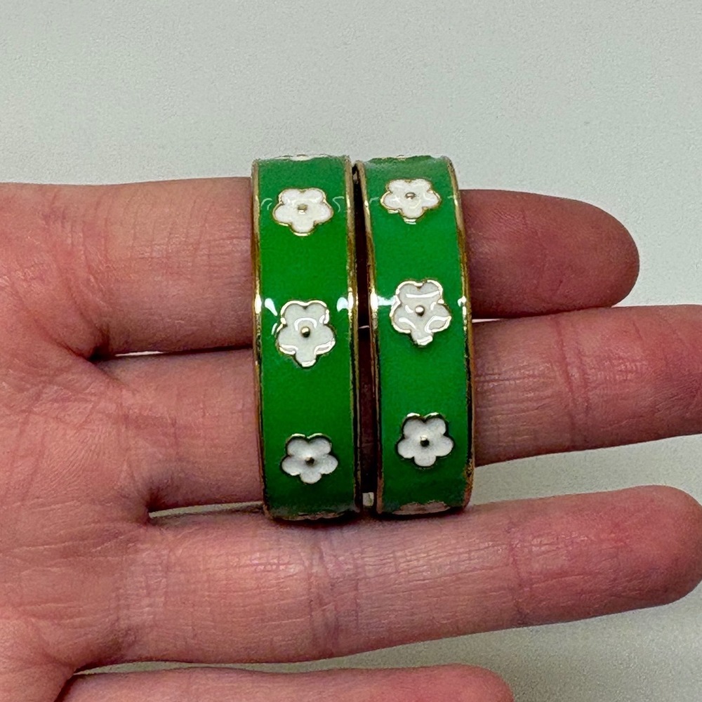 Green Enamel Daisy Flower Hoop Earrings Gold Tone Retro Mod C-Hoops